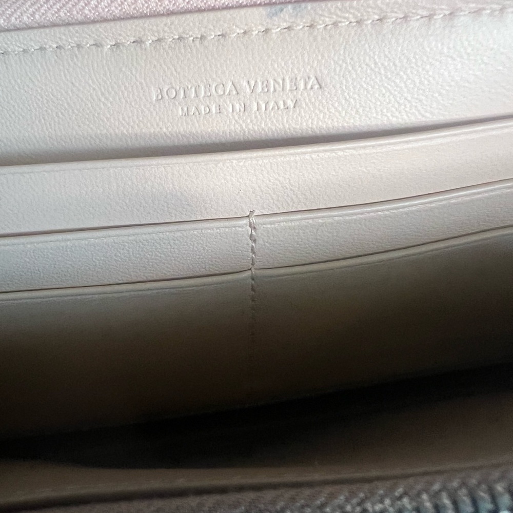 Bottega Veneta Nappa Intrecciato Zip Around wallet. - Picture 8 of 16